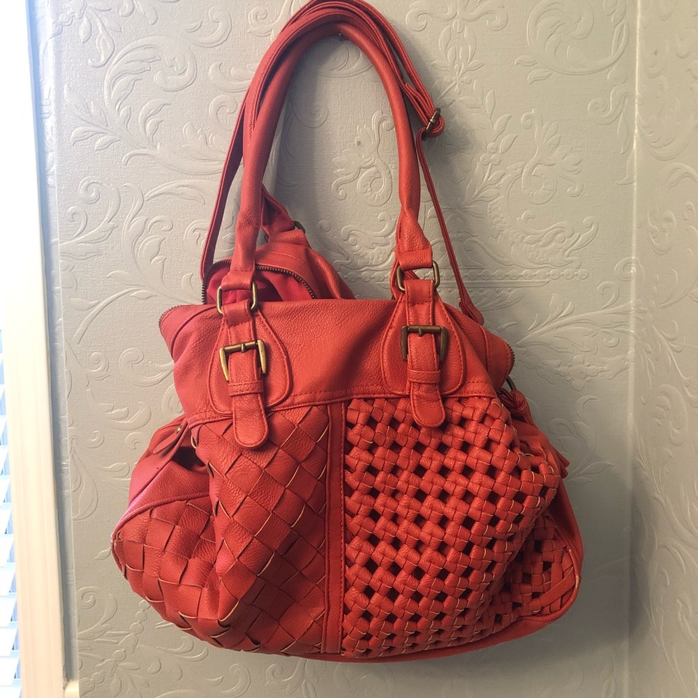 Large handbag with adjustable/removable strap.